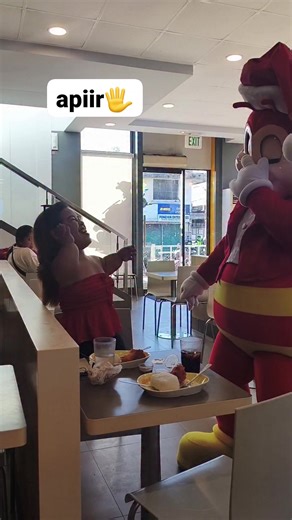 apiir plus clap clap ni Jollibee 🥰 #prouddwarfism #melaimissdwarf #fblifestyle | Melai Missdwarf