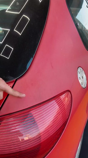 Renueva la pintura de tu coche A MANO con Ultimate Compound. 💡Recuerda protrger la pintura con cera para que perdure este acabado! #pintua #brillo #recuperar #solucion #amano #hazlotumismo #tips #consejos #meguiarsespaña #pulimento #compound #ultimate