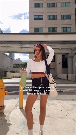 dani gonzca on Instagram: "la vida del content creator no paraaaa de ser cuesta arriba pero la amamos no? me reí mucho haciendo este trend. En mi canal de difusión les dejo coml hacerlo pa que te montes en la ola. Besoooos y a crear ok 😌✨✨✨ #humor #trend #creaciondecontenido"