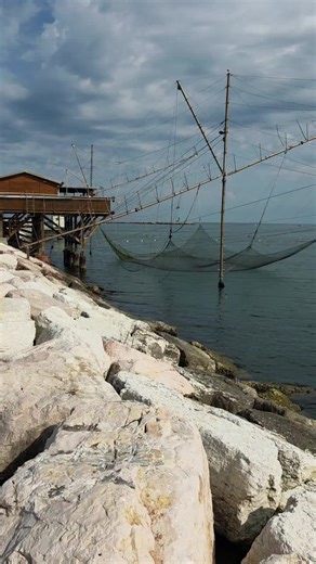 Profumo di salsedine, mare, il ventro tra i capelli che accarezza il viso, reti da pesca e un panorama mozzafiato 🐚🪸 . . . #mare #diga #sottomarina #Veneto #primavera