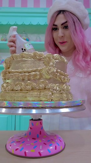 Cómo pintar un pastel de dorado con matizador metálico