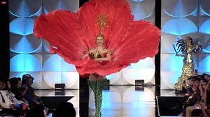 ¡La pasarela durante la presentación del traje típico de nuestra #MUPR2019 Madison Anderson Berrios, simplemente IMPECABLE! ✨ Diseño de: Joshuan Aponte Studio 🤩 #vamosporlasexta #brillalabelleza #labellezarenace | Miss Universe Puerto Rico