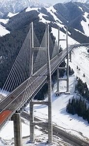 The Guozigou Bridge in Xinjiang is one of the key projects linked to the highway linking Lianyungang and Khorgas. It is the first cable-stayed bridge in Xinjiang and sets a list of other records for the use of new technologies and types of construction. #Mega #Winter | China Plus Culture