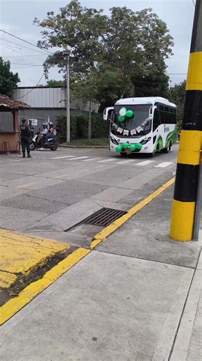 Nueva adquisición de la Unidad Central del Valle del Cauca UCEVA💚 mi alma mater, en su 55° aniversario también se celebra la adquisición de un nuevo bus institucional, adecuado también para personas con movilidad reducida, agradecemos de corazón a nuestro rector JUAN CARLOS URRIAGO FONTAL ya que son muchos los avances y mejoras de la universidad en su rectoría, tanto en infraestructura como en calidad de la educación, gracias por una UCEVA mas grande #uceva #unidadcentraldelvalledelcauca #busun