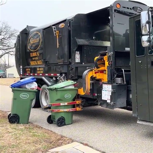 Labrie Garbage truck vs full can