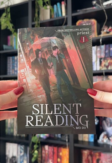 ‼️Illustration & Merch Spoilers‼️ Volume 1 of „Silent Reading- Mo Du“✨ I am OBSESSED with the cover art and I really love the interior art😍 I love the art of the merch too but I must say I was quite disappointed to see what we got in the special edition🫠 This is one of my most anticipated reads of this year and I CAN‘T wait to buddy read this with @Mii’s book corner 📚🤍 😍😍😍 #modu #silentreading #justiceinthedark #priestdanmei #danmei