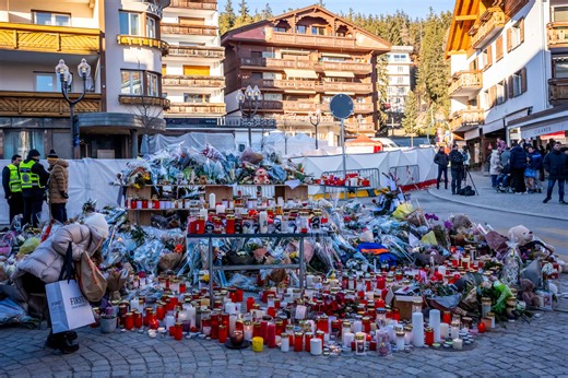 Tragédie à Crans-Montana: Bougies, fleurs et Hallelujah: un hommage bouleversant aux victimes