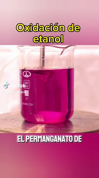 El permanganato de potasio es un compuesto químico ampliamente utilizado como agente oxidante. En este experimento, vamos a observar cómo reacciona esta sustancia en una solución acuosa al agregarle alcohol etílico. Para ello, disolveremos varios cristales de permanganato de potasio en 80-100 ml de agua, y luego agregaremos 2-3 ml de alcohol etílico a la solución resultante. La reacción se observará a medida que la solución cambia de color, primero a marrón rojizo y luego a marrón con la formaci