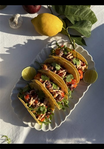 TACOS AU POULPE J’ai fait du troc à l’ancienne avec mon ami @mourad_seafood1 , et il m’a filé ses conseils pour bien cuire le poulpe. Déjà, faut le congeler 48 heures avant. Ensuite, bien le nettoyer et le laver. Puis le plonger trois fois dans de l’eau bouillante salée avec des aromates, histoire de bien courber les tentacules, avant de le cuire sous pression environ 45 minutes. Côté sauces, je fais une petite sauce vierge avec oignon rouge, tomate, persil, olives Kalamata, huile d’olive et zes