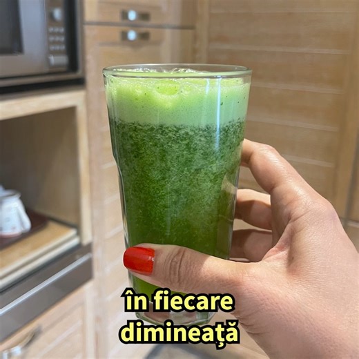 1.8M views · 40K reactions | ➩ 勒   Beți această băutură în fiecare dimineață și veți transpira mai puțin  Aveți nevoie de un castravete, o legătură de pătrunjel, zeama de la jumătate de lămâie și 200 ml apă 勒   | Dr Adina Alberts | Facebook