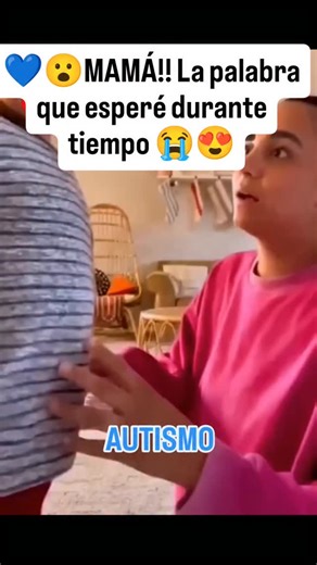 Una palabra que no todas escuchamos rápido, pero que siempre se siente primero. Para muchas madres de niños autistas, la espera es larga, silenciosa y profunda. Se aprende a celebrar miradas, gestos, abrazos… mientras la palabra se guarda como un sueño. 📌 Cuando finalmente llega, no llega sola. Llega con historia, con lucha, con amor que nunca faltó. Y si aún no ha llegado: tu hijo ya te nombra de otras formas. Con su manera única de amar. 💙✨ | Aprendizaje TEAutismo