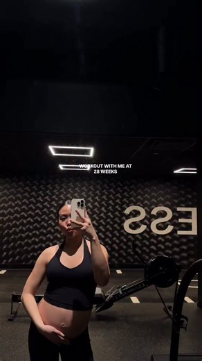 Anne Tran on Instagram: "Moving now to move better later… & because these legs need to last for your balayage sessions until we pop babygirl out 😘 Sharing this feel-good, functional workout if you want to try it out with me ✨ -Goblet reverse lunge 3x 12 -Bird dog row 3x 12 -RFE single-leg RDL 3x 10 -Low cable row 3x10 -Side-lying clamshell 3 x 10"