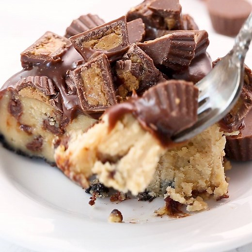 This Peanut Butter Cup Cheesecake is one of our best pressure cooker / Instant Pot recipes, and it’s a real show stopper! https://www.pressurecookingtoday.com/pressure-cooker-peanut-butter-cup-cheesecake/ | Pressure Cooking Today