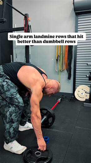 This landmine row setup is an elite replacement for dumbbell rows. Here’s why it works better 👇 • The bar path is fixed → no swinging • Stance is wide and stable → no lower-back stealing reps • Load pulls forward and down → insane lat tension • You can go heavier without losing form With dumbbells, most people yank the weight. With this setup, the weight yanks you. That means: • More stretch at the bottom • Harder squeeze at the top • More reps that actually count Not saying don’t ever do dumbb