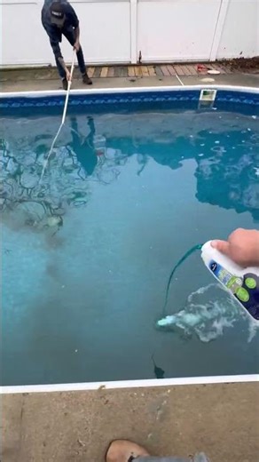 Algecide brfore closing #poolguy #workvlog #poolliners