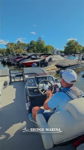 How To Dock a Pontoon Boat without Making Wide Turns: Bridge Marina Boating Tip #shorts