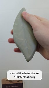 Ben jij op zoek naar een plasticvrije shampoo van salonkwaliteit? Zoek niet verder! Onze Professional Shampoo Bars zijn verrijkt met actieve ingrediënten die écht iets doen voor je haar. Verkrijgbaar in 5 heerlijke varianten, met krachtige eigenschappen, om elk haartype te laten stralen. ✔️ 100% plasticvrij 💚 Boordevol natuurlijke ingrediënten 🍃 Volledig vegan en dierproefvrij 🌍 Goed voor jou en voor de wereld Bestel de Professional Shampoo Bar die perfect past bij jouw haartype! | HappySoaps