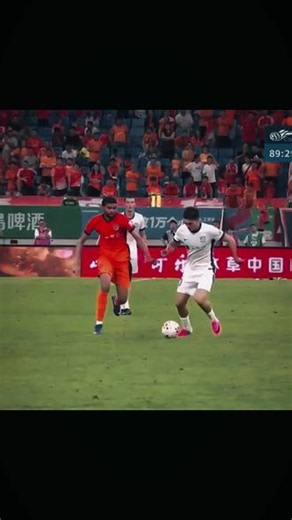 萨尔瓦多vs青岛海牛 头型拧，球靴亮，据说他还会说唱。看台球迷高声唱，天津球星人气旺#中超球星 #津门虎 #萨尔瓦多 #于根伟 #青岛海牛vs天津津门虎