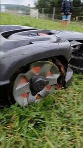 40cm hohe Wiese wird vom Husqvarna Automower 435X erfolgreich gemäht. Sollte zwar so nicht unbedingt in der Anwendung laufen - jedoch in Ausnahmefällen ist der Mähroboter 435X AWD also zu solch außerordentlichen Leistungen fähig. - #Automower435XAWD #Automower #Mähroboter #Hochgrasmäher #Husqvarna #Challenge https://robomaeher.de/blog/automower-435-x-awd/ | Michael Häußler - Rasenroboter-Mähroboter