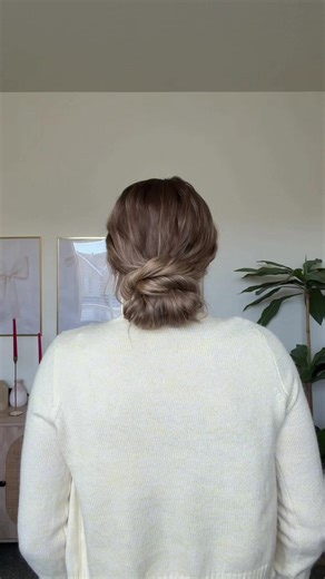 Simple bun tutorial 🌼 Tell me what hair tutorial you want next? #buntutorial #simplehairstyle