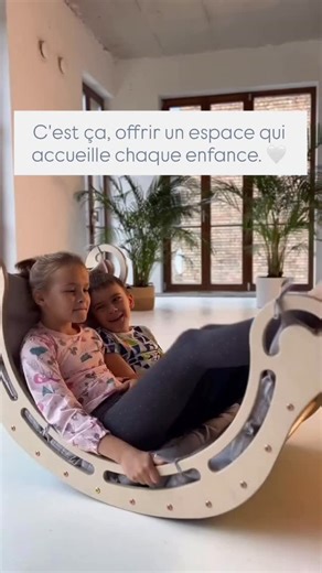 LOOVE • Jeux et mobilier pour l’autonomie des enfants on Instagram: "L’arche qui devient ce qu’ils imaginent. Ensemble. 🤍 — Il découvre son équilibre. Se balance doucement. Teste. Apprivoise l’arche à son rythme. Elle trouve son rythme. Plus assurée. Elle balance plus fort. Retourne l’arche. La transforme. Ensemble, ils inventent leur jeu. À deux sur le rocker. Puis cabane partagée. Puis tout ce qu’ils imaginent. Même arche. Trois moments différents. C’est ça, le jeu libre. Pas une seule façon 