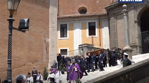 L'ultimo saluto a Raffaella Carrà: le lacrime di amici e colleghi, l'abbraccio della piazza