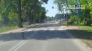 Tak doszło do dzisiejszego wypadku na DK62, w m. Karolino (pow. legionowski), gdzie kierujący autem osobowym wjechał w bok ciężarówki nie zatrzymując się wcześniej przed znakiem STOP. Trzy osoby trafiły do szpitala. Po zderzeniu ciężarówka wywróciła się na bok. Za nagranie dziękujemy Czytelnikowi. | Miejski Reporter
