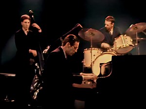 Bill Evans - Nardis (Live) (1958) Bill Evans, the pianist known for his intricate harmonies and lyrical improvisation, greatly influenced modern jazz. Among his significant contributions, "Nardis" holds a special place. Although not composed by Evans, the tune, written by Miles Davis in 1958, became closely associated with Evans through his transformative interpretations. Introduced to Evans during his time with the Miles Davis Sextet, "Nardis" evolved into a personal anthem. Evans' approach hig