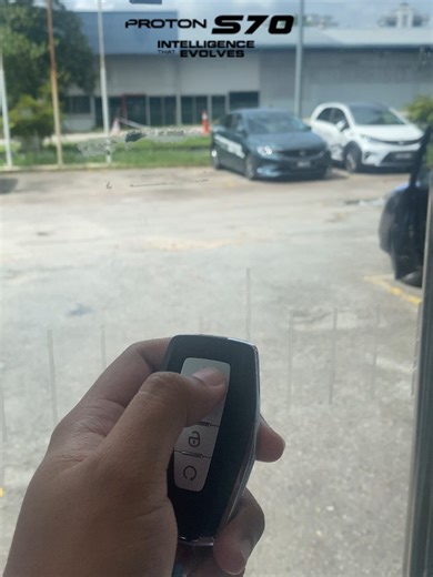 🔥 Satu tekan, enjin terus menyala! 🔥 Proton S70 hadir dengan enjin 1.5L Turbocharged yang berkuasa dan responsif, lengkap dengan Remote Engine Start untuk keselesaan maksimum sebelum anda masuk ke dalam kereta. Nikmati gabungan prestasi turbo dan teknologi pintar yang menjadikan setiap pemanduan lebih lancar, selesa dan penuh gaya. 📍 Singgah ke Proton EON Larkin hari ini dan alami sendiri pengalaman test drive Proton S70. Rasai sendiri kuasa sebenar Proton S70 di showroom kami! 🚗✨ #ProtonEON