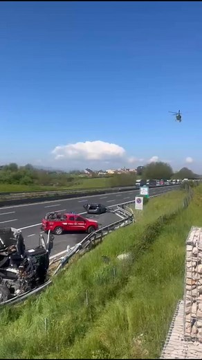 1M views · 4.3K reactions | Un grave incidente si è verificato questa mattina poco prima delle 10 subito dopo il casello autostradale di Anagni Fiuggi. Sul posto la Polizia stradale, i Vigili del fuoco e tutti i mezzi di soccorso in questo momento l’autostrada è chiusa al traffico in direzione di Roma per consentire l’intervento dei soccorsi | Anagnia | Facebook