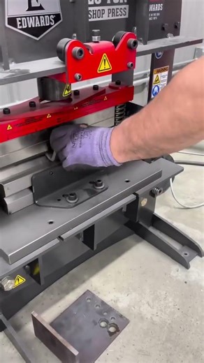 A sweet press brake demo from ‪@TrickTools‬