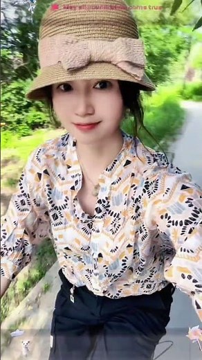 Summer Straw Hat Fashion: Yellow Hat Outfit Ideas for Style Lovers