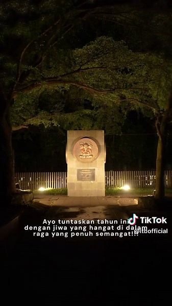 Saat malam tiba, ITB berubah jadi tempat paling tenang. Dan di bulan Desember, suasananya terasa sedikit berbeda. Angin malam lebih lembut, lampu-lampu menyala sedikit lebih hangat, seolah ikut menutup tahun dengan tenang. Di sini, setiap langkah terasa lebih hening dan setiap sudut seakan mengajak kita berhenti sejenak untuk mengambil nafas yang memberi tenaga untuk menutup tahun dengan rasa semangat. Apakah kamu merasakan hal yang sama?