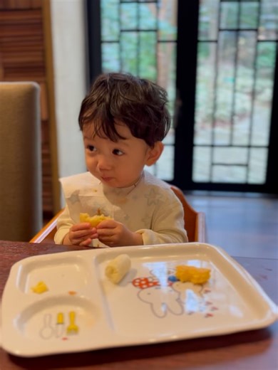 𝘈𝘺𝘢𝘵𝘰 𝘌𝘪𝘵𝘰 | ‎▸◂ ┈┈┈┈┈┈ 1月入ってすぐに お友達家族と箱根に行ったよ🚗🤍 水族館はとてもお好きなようで🐠 のんびり見て回ってたtwins👦🏻👦🏻 美味しいもの食べて、温泉に入って アートを眺めて、みんなに遊んでもらって 刺激いっぱいの旅行だったね〜🫧‎⊹܀˙...‎ | Instagram