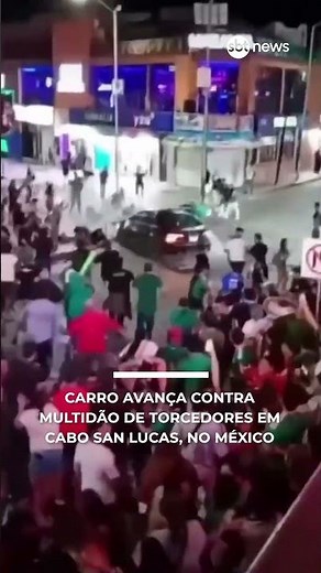 Carro avança contra multidão de torcedores em Cabo San Lucas, no México | #sbtnews