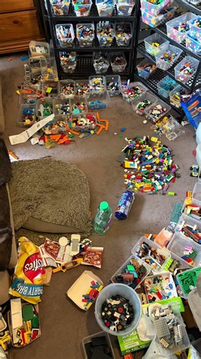 The continuing story of sorting my #Lego purchase of about 75kgs or so. That’s about 165lbs.
