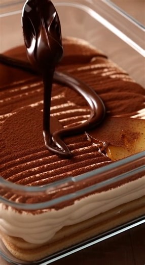 Voici une recette gourmande pour un tiramisu poires-chocolat, fondant et parfait pour terminer un repas : Ingrédients (pour 4-6 personnes) : 3 poires mûres 200 g de chocolat noir 250 g de mascarpone 3 œufs 80 g de sucre 1 c. à café d’extrait de vanille 12 à 16 biscuits à la cuillère (ou boudoirs) 100 ml de café fort ou de sirop léger (optionnel : arôme poire ou rhum) Cacao en poudre pour la décoration Préparation : Préparer les poires : Éplucher et couper les poires en petits dés. Faire légèreme