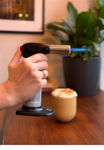 Ai încercat ciocolata caldă cu bezea și biscuite? 🤤 Prea bună pentru ca să nu o încerci. • #gardencafé #specialtycoffee #beiuș #hotchoco #fyp