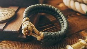 I lost my voice! Relaxing no‑commentary fishtail paracord bracelet tutorial