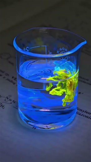 Glowing UV Chemistry Experiment! Завораживающая флуоресценция под УФ-светом!