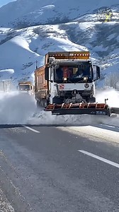 Highway Snow Removal Operation! 🚜❄️ A winter service vehicle — commonly known as a snow plow — is specially designed to keep highways safe during heavy snow and ice. Built on powerful dump truck chassis, these machines are equipped with heavy-duty blades and spreaders made to handle extreme winter conditions. Snowplows don’t work alone. They operate in coordinated teams, often five plows moving together to push snow safely off the roadway. Each operator may work up to five hours nonstop, naviga