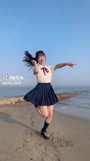 女子高生の制服ファッションと青春の瞬間