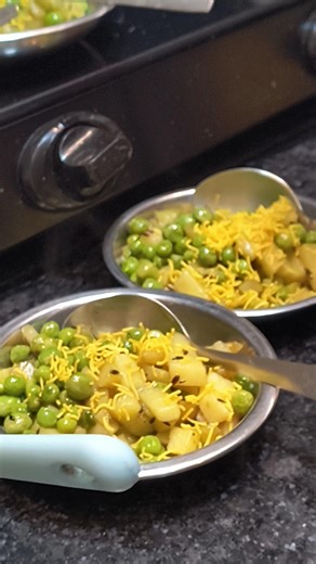 bahut sukun se rhne lga hu(Aaloo matar thand ka nasta)#motherofthri #food #shorts #reels#motivation