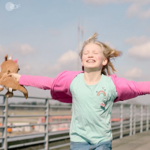 Zu laut, zu wild und unberechenbar? Die neunjährige Benni kann sich nirgendwo richtig eingliedern. Doch wo liegt ihr eigentliches Problem? "Systemsprenger", jetzt für Euch in der #ZDFmediathek: https://kurz.zdf.de/ycrzV/ #ZDF #Systemsprenger ZDF Das kleine Fernsehspiel | ZDF