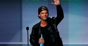 Avicii - Wake me up (official video)