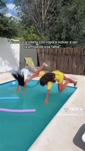 niñas tirándose a la piscina con su ropa puesta
