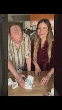 Pai fica chocado ao ver o que encontra debaixo do roupão da filha!