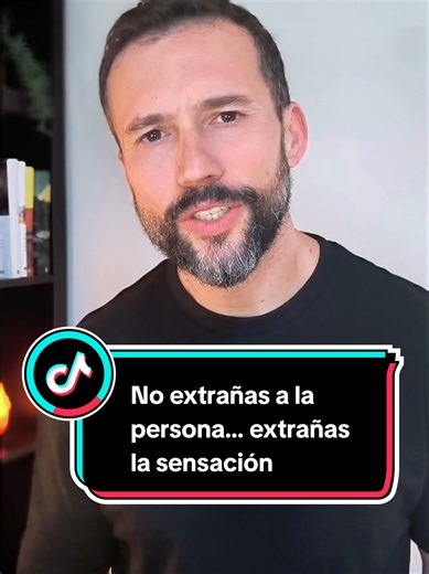 A veces no es amor lo que echas de menos. Es la intensidad. La incertidumbre. Esa sensación de necesitar al otro. Cuando eso se repite… tu cuerpo lo aprende. Y lo confunde con amor. Por eso la calma puede parecer rara. Incluso incómoda. No porque no sea real… sino porque no estás acostumbrado a ella. Guárdalo… para cuando eches de menos a alguien. 🤍 #neurovidapositiva #relaciones #apego #sistemanervioso #autoconocimiento