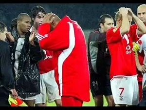 Morte de Miklos Fehér aconteceu há 18 anos O jogador húngaro do Benfica foi vítima de uma paragem cardiorrespiratória em pleno jogo e deixou o país, desportivo e não só, consternado. Miklós Fehér morreu há 18 anos. Recorda-se deste trágico momento? 😥🙏 | Rádio Douro Nacional - Lamego