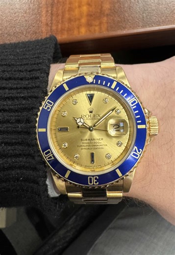 YG Submariner SERTI 16618 The Rolex Serti Submariner (notably ref 16613/16618) is a luxury, gem-set variant of the classic diver, featuring a dial with hand-set diamond hour markers and sapphire (or ruby) indices. Derived from the French